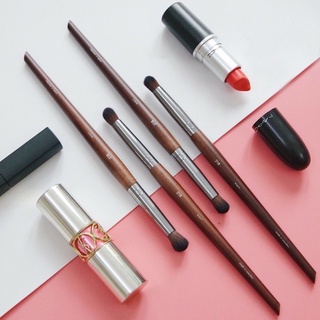 Cọ nhấn hốc và blend nhỏ mắt Makeup Forever 218