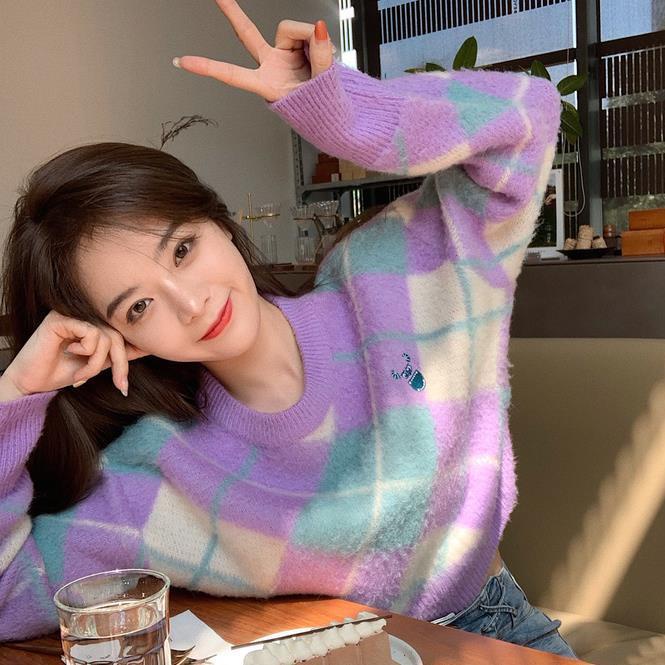 Áo len nữ tay dài dáng rộng in hình thoi mềm mại