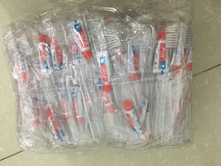 Combo 100 bàn chải và kem đánh răng mã 38
