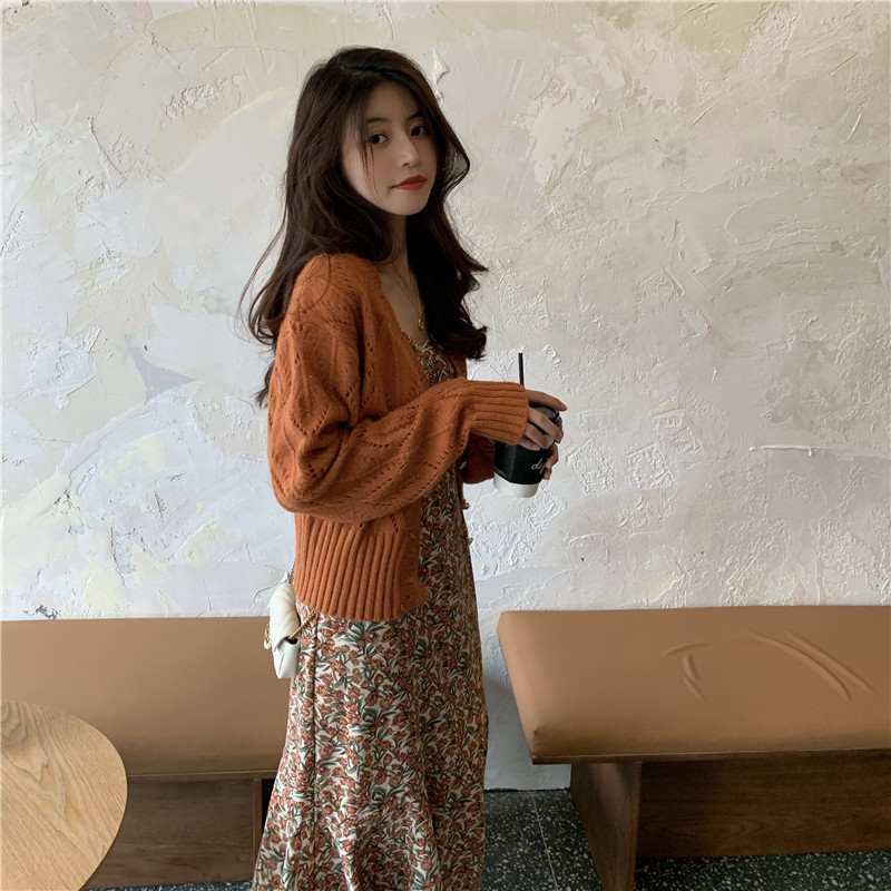 Váy nữ đuôi cá dáng dài 2021,đầm hai dây màu cherry hoa nhí cổ vuông kết hợp áo cardigan len trắng đen cao cấp Hàn Quốc | BigBuy360 - bigbuy360.vn