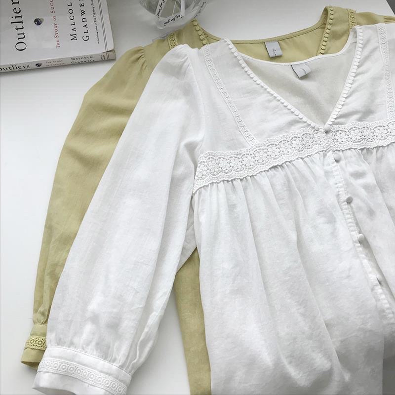 Áo sơ mi tay lửng thêu ren cổ chữ V