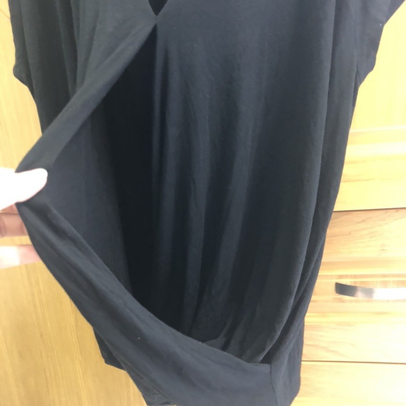 Áo Thun Kiểu Nữ Tahari Đen Cổ Y Chéo Đính Ngực Tay Ngắn - Size XL lỗi dính keo