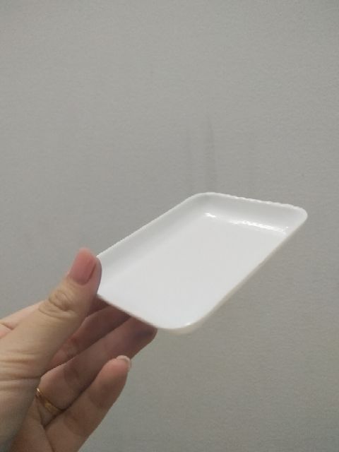 Khay nhựa trắng nhỏ kích thước 9cm x 6cm