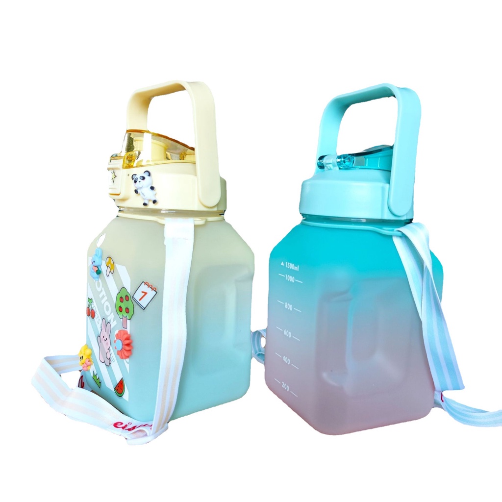 Bình nước chia vạch 1500ml vuông, kèm stick và dây đeo cho bé