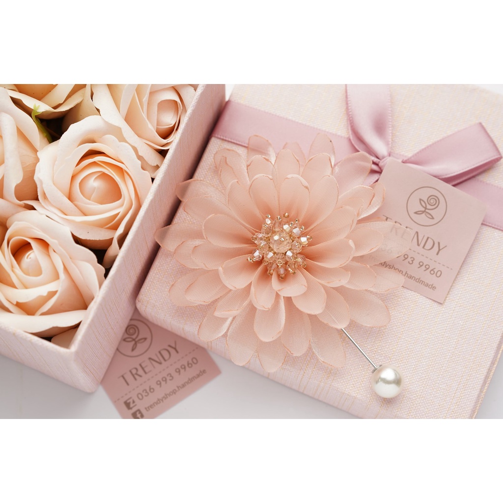 Hoa cài áo mẫu hoa cúc nhụy pha lê cao cấp - hoa vải handmade