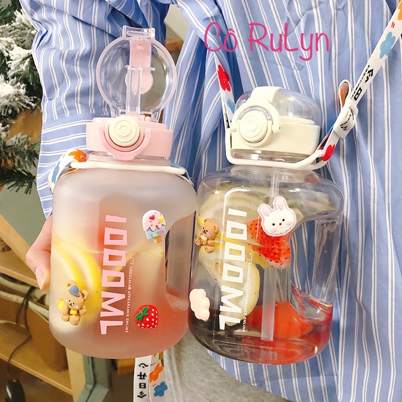 Bình đựng nước 1L có ống hút khi bật nắp, phụ kiện dây và sticker 3D siêu đáng yêu