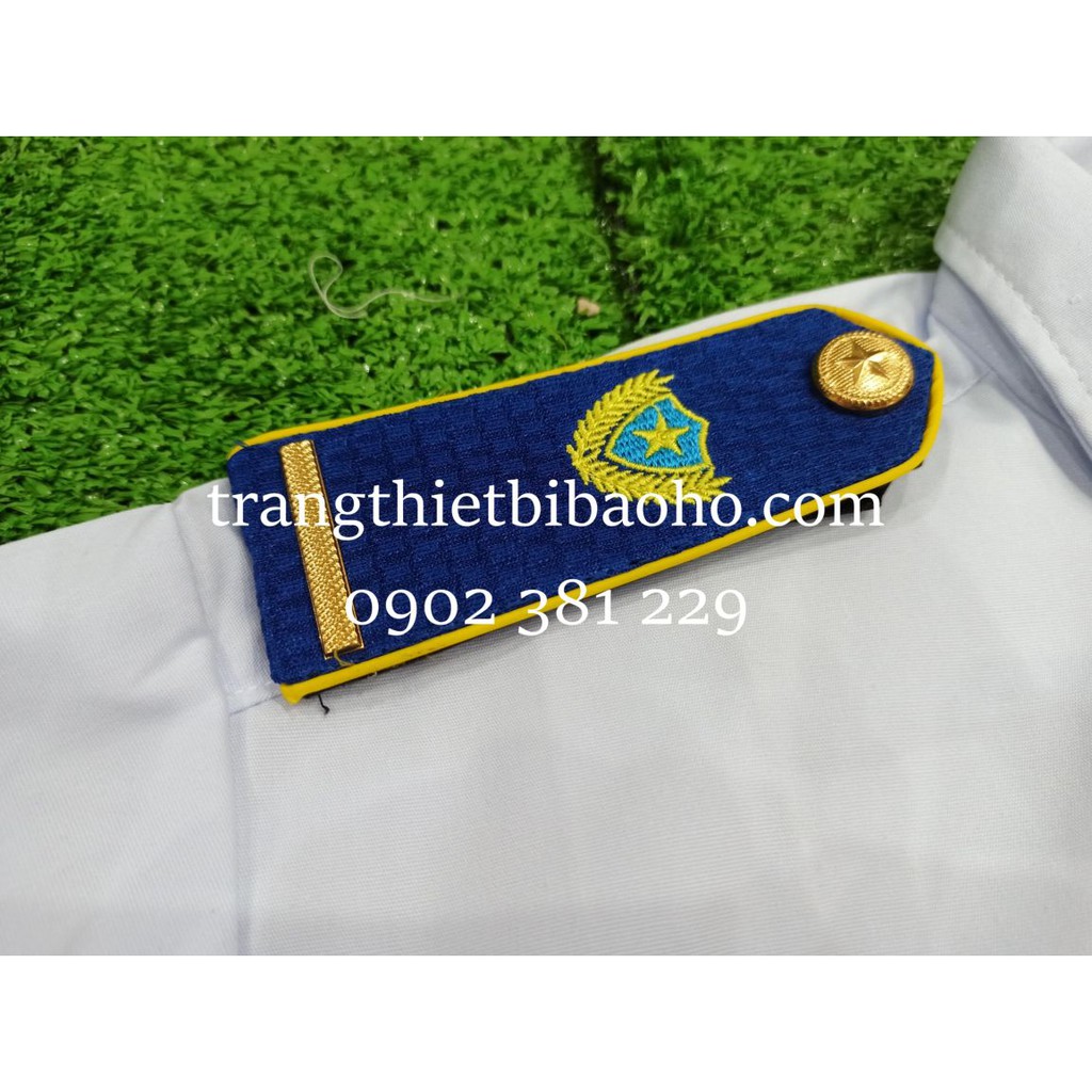 Áo bảo vệ màu trắng kèm phụ kiện gạch đồng xanh dương thêu