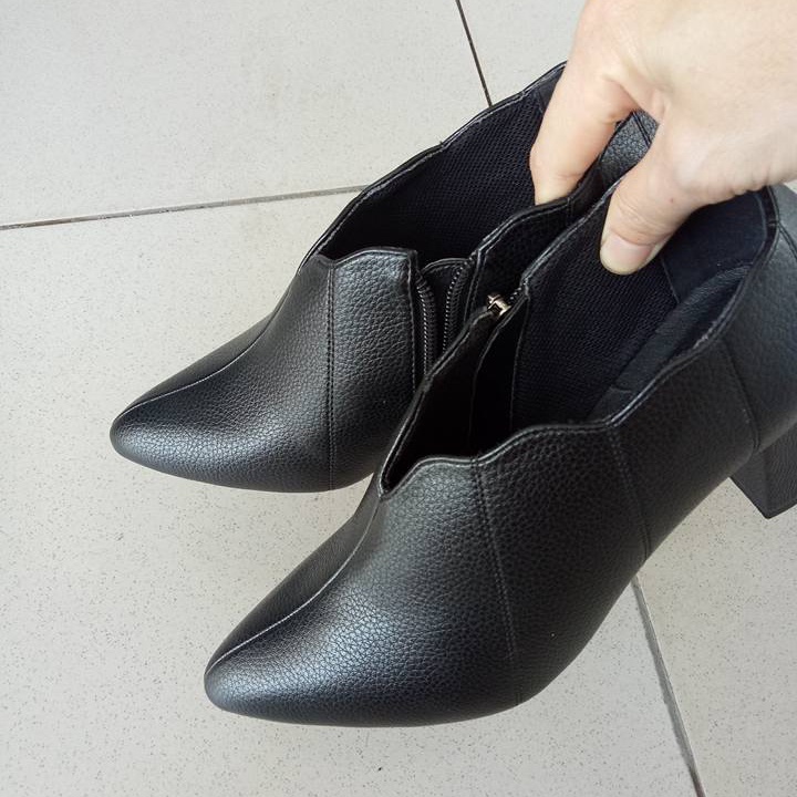 Giày boot bốt nữ cổ thấp 7 phân hàng hiệu rosata màu đen ro130