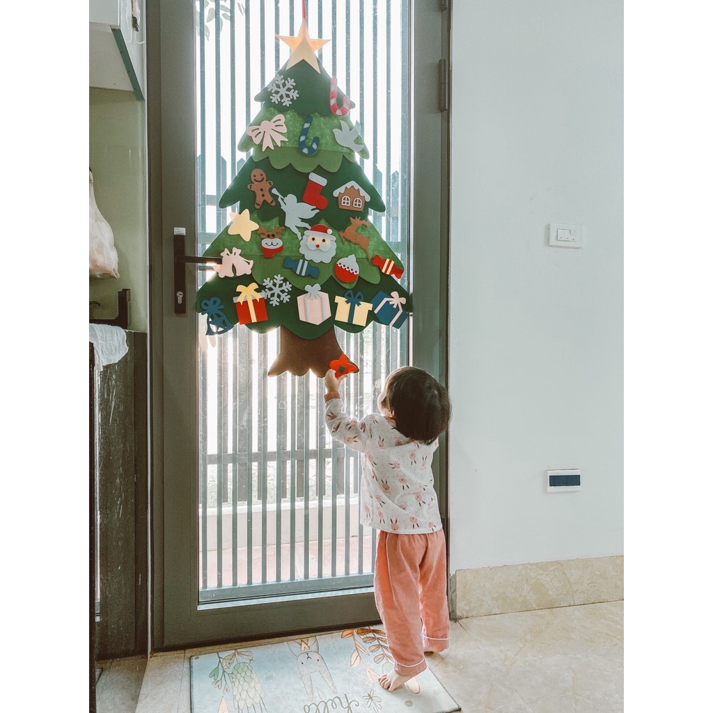 Cây thông noel treo tường bằng vải nỉ cao cấp tặng kèm Đèn led nháy và mặt nạ siêu anh hùng