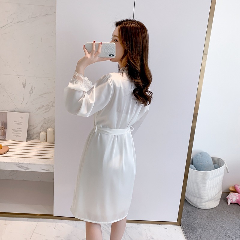 Bộ Đồ Ngủ Vải Lụa Lạnh Phối Ren Cổ Chữ V Có Đệm Ngực Kèm Thắt Lưng Thời Trang Quyến Rũ Cho Nữ