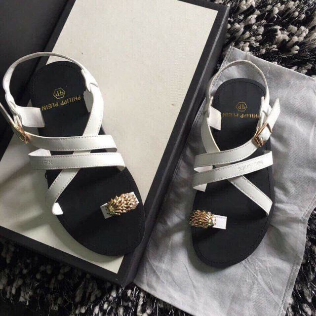 Sandal xỏ ngón móng rồng