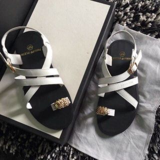 Sandal xỏ ngón móng rồng