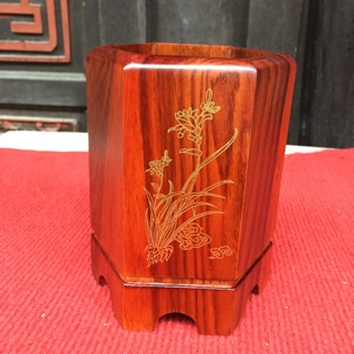Hộp cắm bút gỗ hương dày dặn