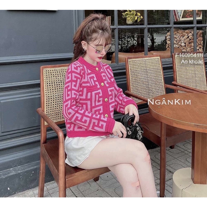 Áo khoác len cổ tròn dài tay họa tiết nút vàng TT1609