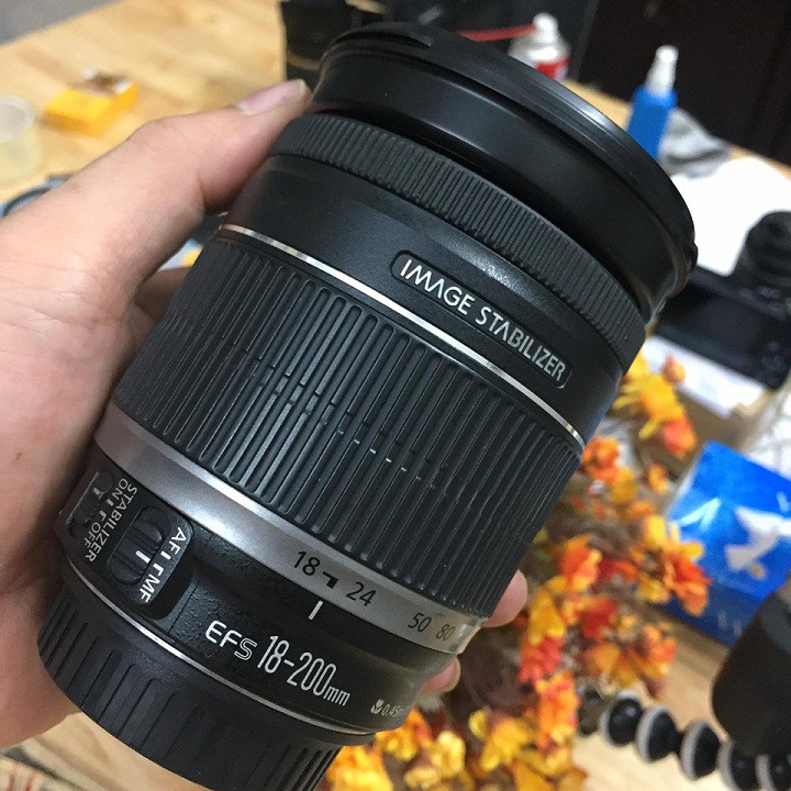 Ống kính Canon EF-S 18-200 is Ống kính dải rộng cho máy Crop Canon