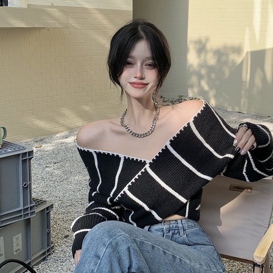 QKOOLE  Áo Croptop Dệt Kim Tay Dài Trễ Vai Cổ Chữ V Hoạ Tiết Kẻ Sọc Phong Cách Hàn Quốc Cho Nữ