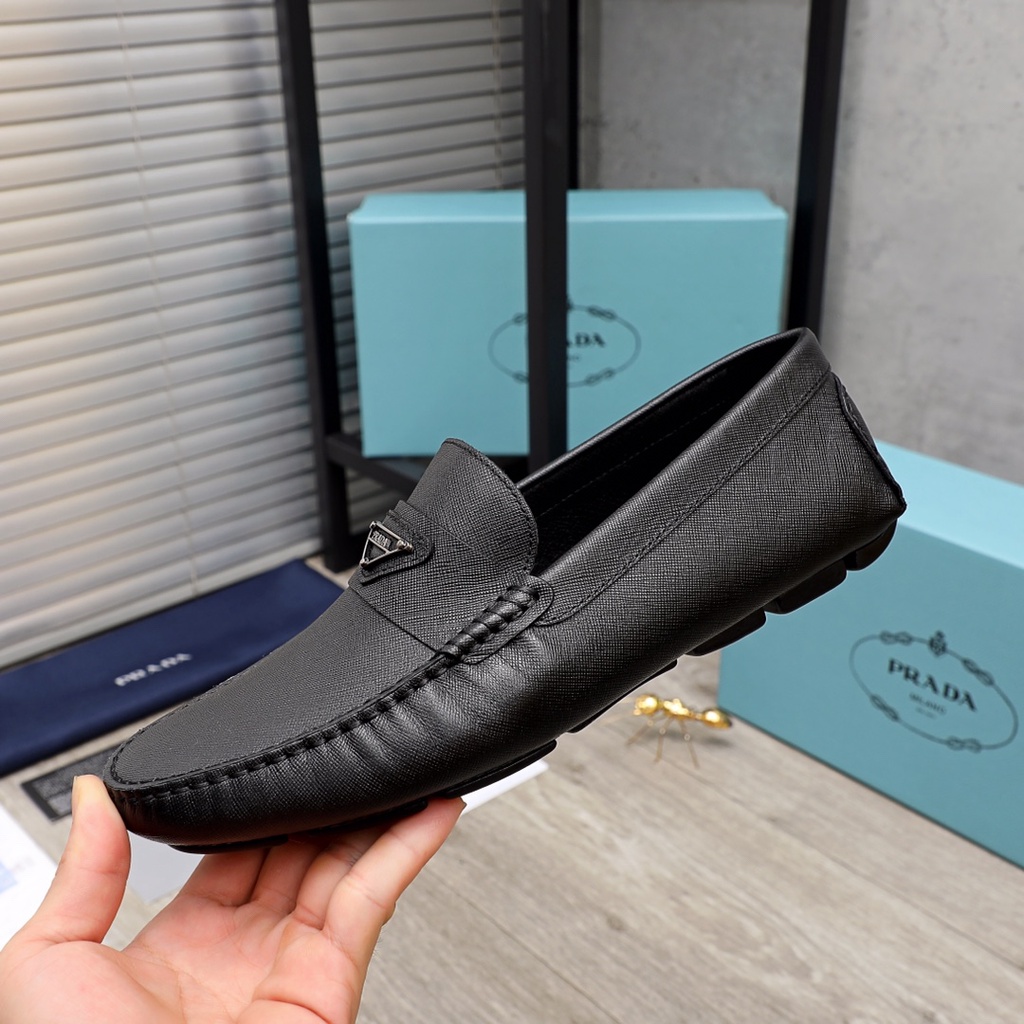 Giày lười nam da thật PRADA thiết kế lịch lãm và nhẹ nhàng mang đến phong cách chững chạc nhưng vẫn rất trẻ trung