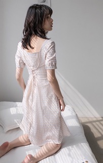 Váy kẻ cổ vuông buộc nơ sau