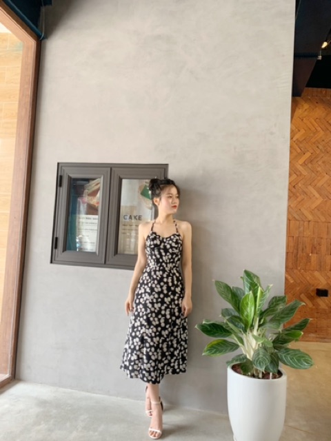 Váy hoa cúc 2 dây xẻ tà