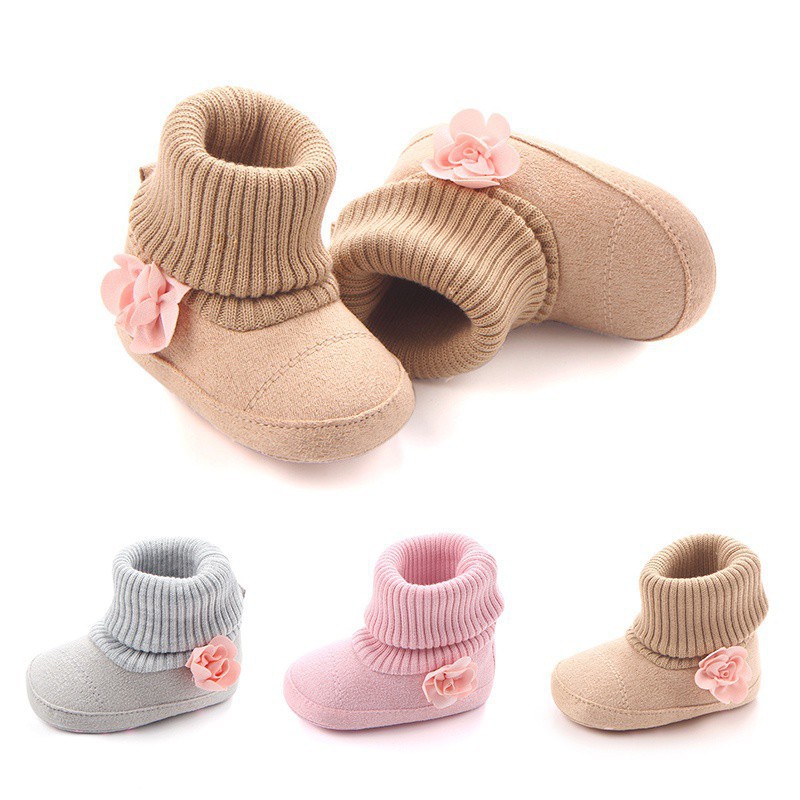 Giày bốt vải len đính hoa xinh xắn cho bé