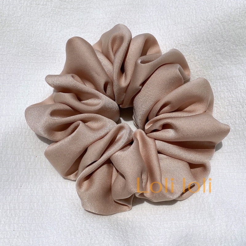 Scrunchies buộc tóc vải lụa ánh  nhũ màu trơn Cao Cấp Loli. Cột tóc màu đen,trắng đơn giản