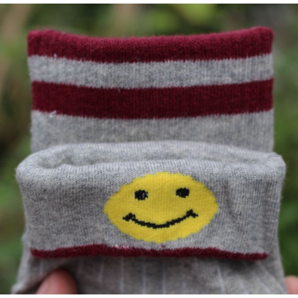 Vớ cotton mặt cười bên trong phong cách thể thao, trẻ trung, năng động.