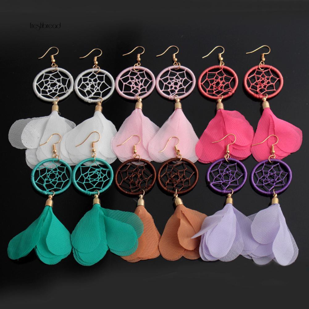 Đôi bông tai hình Dreamcatcher đính cánh hoa nữ tính