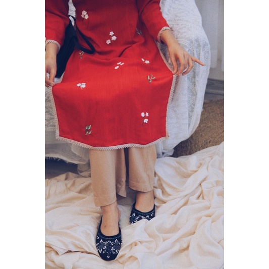 Áo dài thêu tay hoa nhí xinh xắn