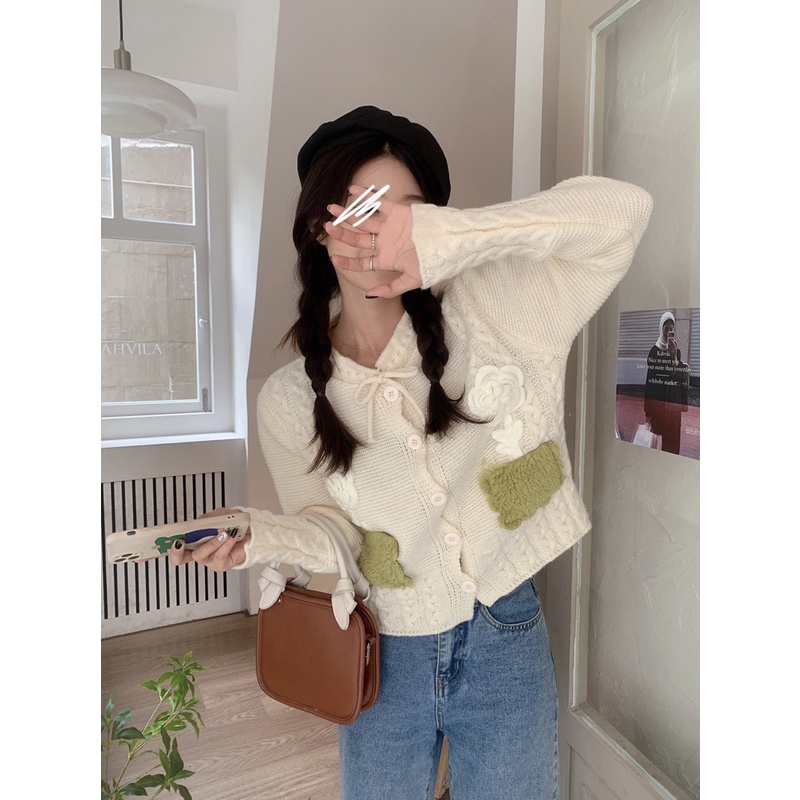 Áo len kiểu dáng lạ phối nút và túi hình bông hoa xinh xắn | LINIE