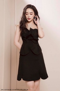 Đầm hoa hồng lớn trước ngực. Hình thật đính kèm