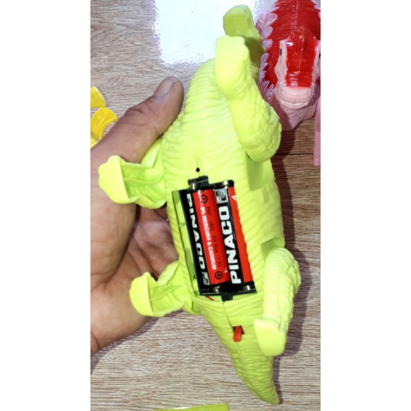 Một Khủng Long mô hình bằng nhựa kích thước 24x16x8 cm chạy pin có nhạc và đèn Led rất đep_tặng kèm pin