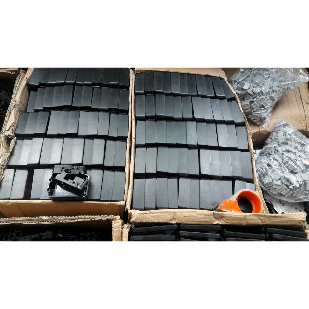 Vỏ Pin Makita 18V Nút Trắng BL 1830 vỏ chứa được 10 cell 18650 + lò xo, khung