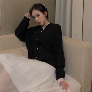 Áo len cúc dọc viền ren