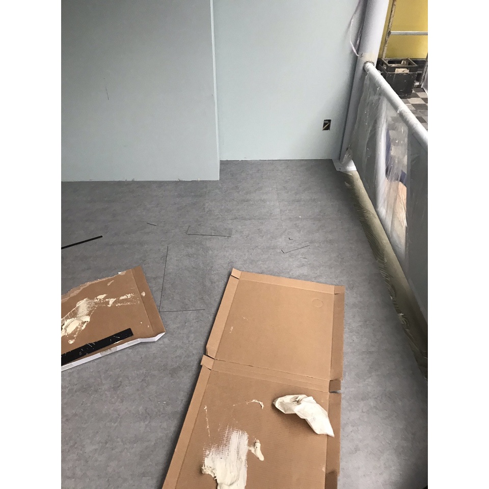 1 miếng Sàn nhưa vân xi măng có keo sẵn, loại 1, kích thước 1 miếng 45.7cm x 45.7cm, dày 2li