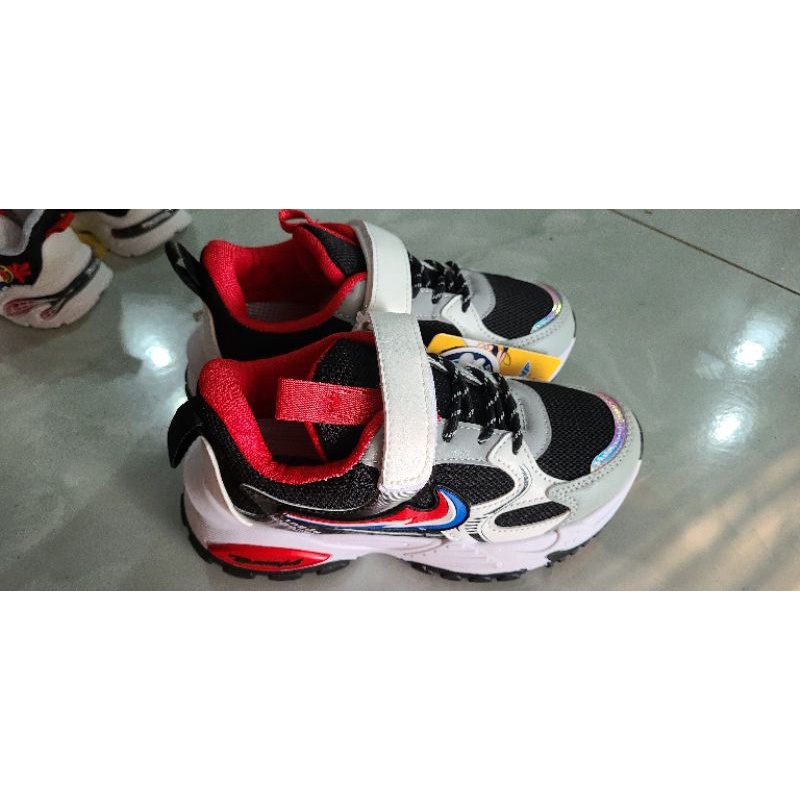 Giày thể thao bé trai cỡ trung đại