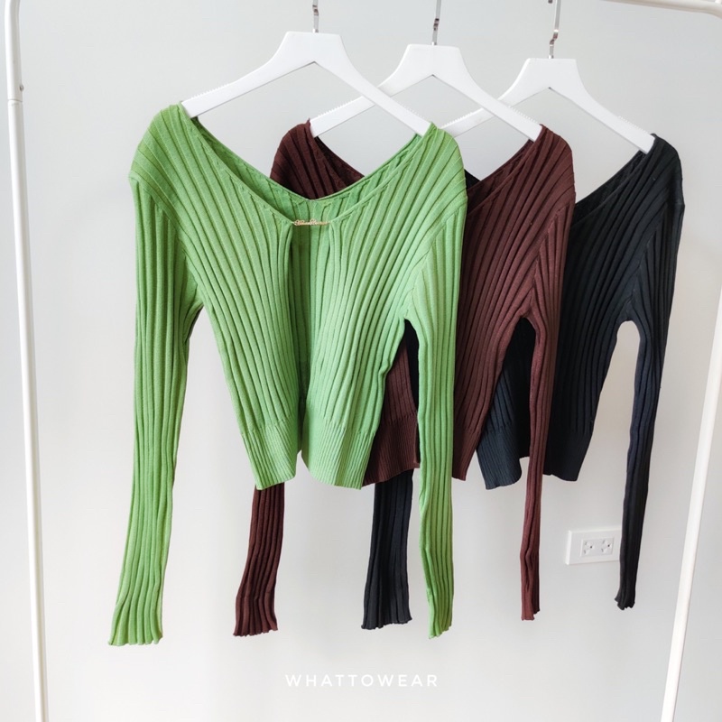 Áo len Jennie cài móc giữa ngực trendy