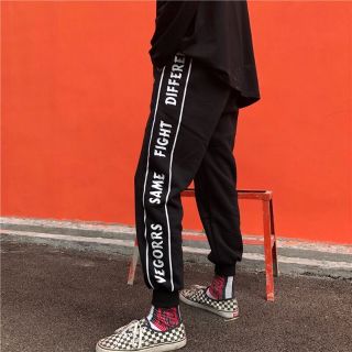 Quần jogger viền chữ
