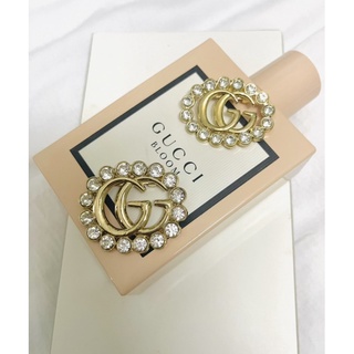 Cài áo nam nữ phối logo đính đá xung quanh. Có 2 size