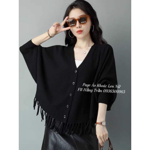 Áo khoác len choàng tua rua tay cánh dơi dáng ngắn.