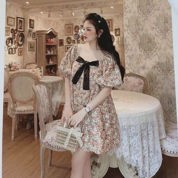 Đầm xoè hoa trễ vai cổ thắt nơ Babyboll tay ngắn phồng form dáng mini tiểu thư đáng yêu