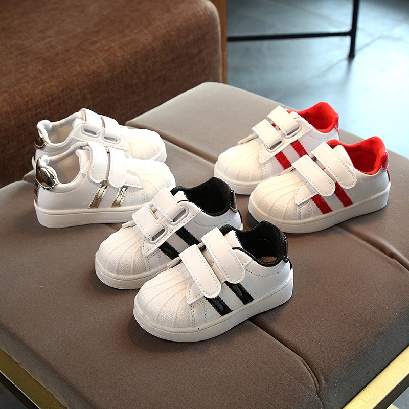 Giày thể thao bé trai bé gái - Giày quai dán chất da PU màu trắng 2 vạch siêu xinh đế mềm nhẹ cho bé mẫu mới nhất M208