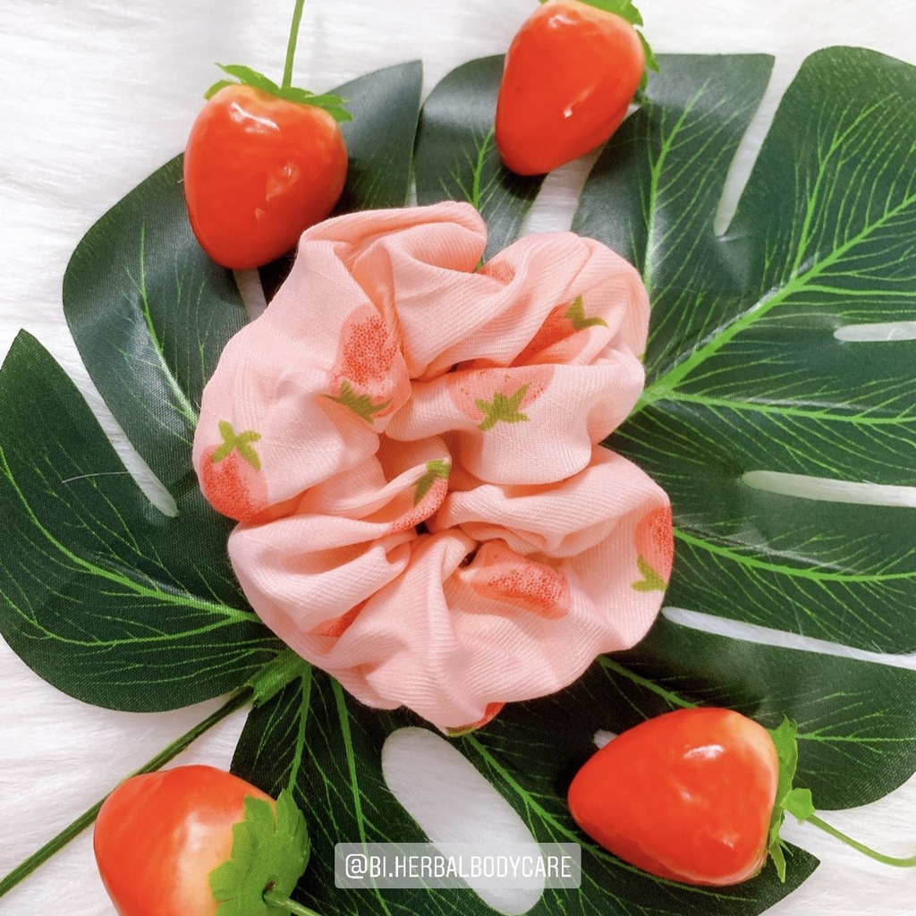 [Handmade] Scrunchies cột tóc họa tiết Trái dâu xinh xắn vải thun dành cho bạn nữ