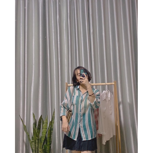 sơmi kẻ xanh , nền trắng.