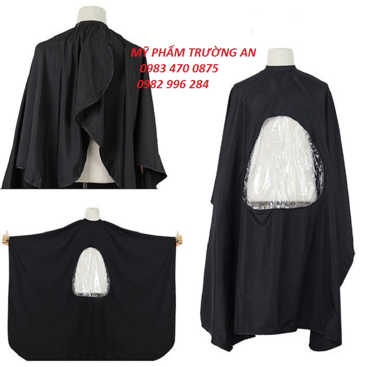 Áo choàng cắt tóc xem điện thoại