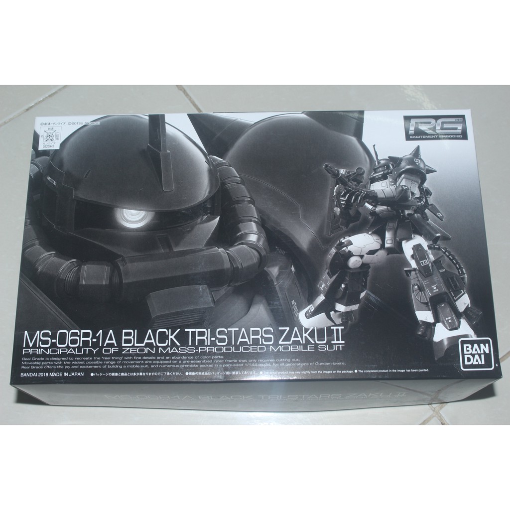 Mô hình lắp ráp RG 1/144 Zaku 2 Black Tri Star Bandai