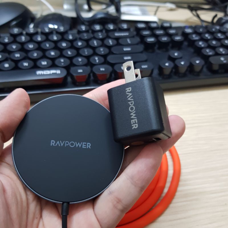 Bộ sạc nhanh không dây từ tính RAVpower USB C