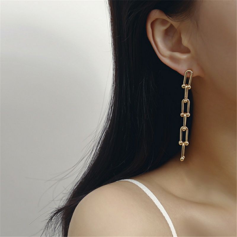 Khuyên tai mắt xích giống Rose blackpink và chị đẹp trong Penthouse