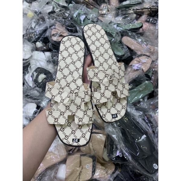 dép HM in chữ G đầu tròn xịn xò. bao bền đẹp. nắng mưa đều mang được. cam kết như hình ( hình tự chụp )