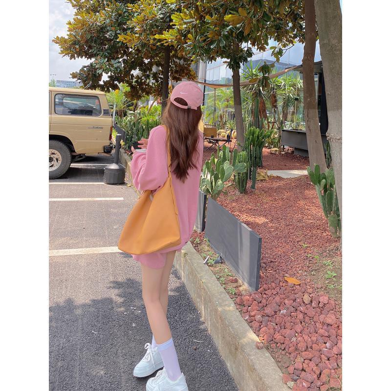 Bộ áo len tay dài cổ tròn và quần ngắn thời trang Hàn Quốc mới thịnh hành cho nữ | BigBuy360 - bigbuy360.vn