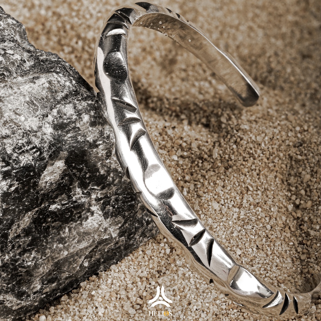 Vòng tay bạc nam, nữ HeliSilver Brave Cuff VTBN0138